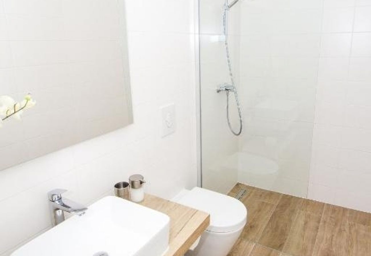 Apartamento en Vodice - Apartamento en Vodice con Terraza, Acondicionador, WIFI, Lavavajillas (4932-3)