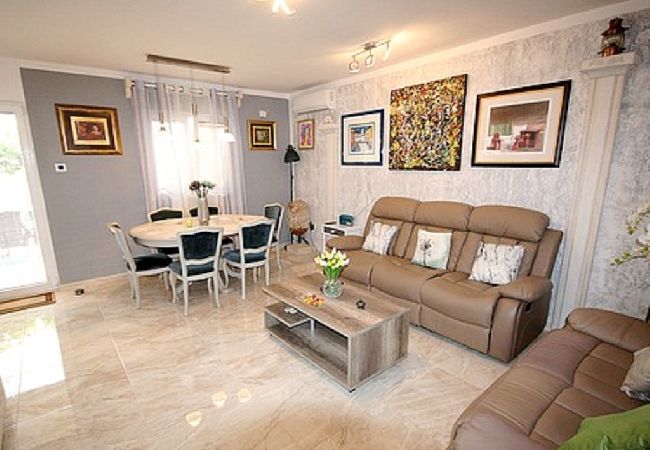 Apartamento en Fažana - Apartamento en Fažana con Terraza, Acondicionador, WIFI, Lavadora (4957-1) Apartamento en Fažana - Apartamento en Fažana con Terraza, Acondicionador, WIFI, Lavadora (4957-1)