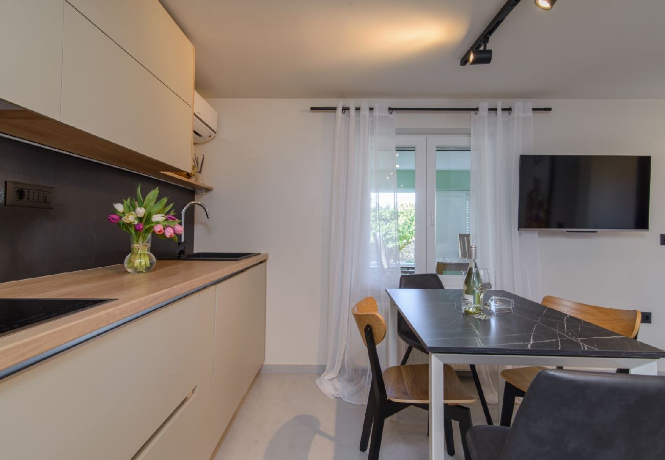 Apartamento en Okrug Gornji - Apartamento en Okrug Gornji con Terraza, Acondicionador, WIFI, Lavadora (3436-5)