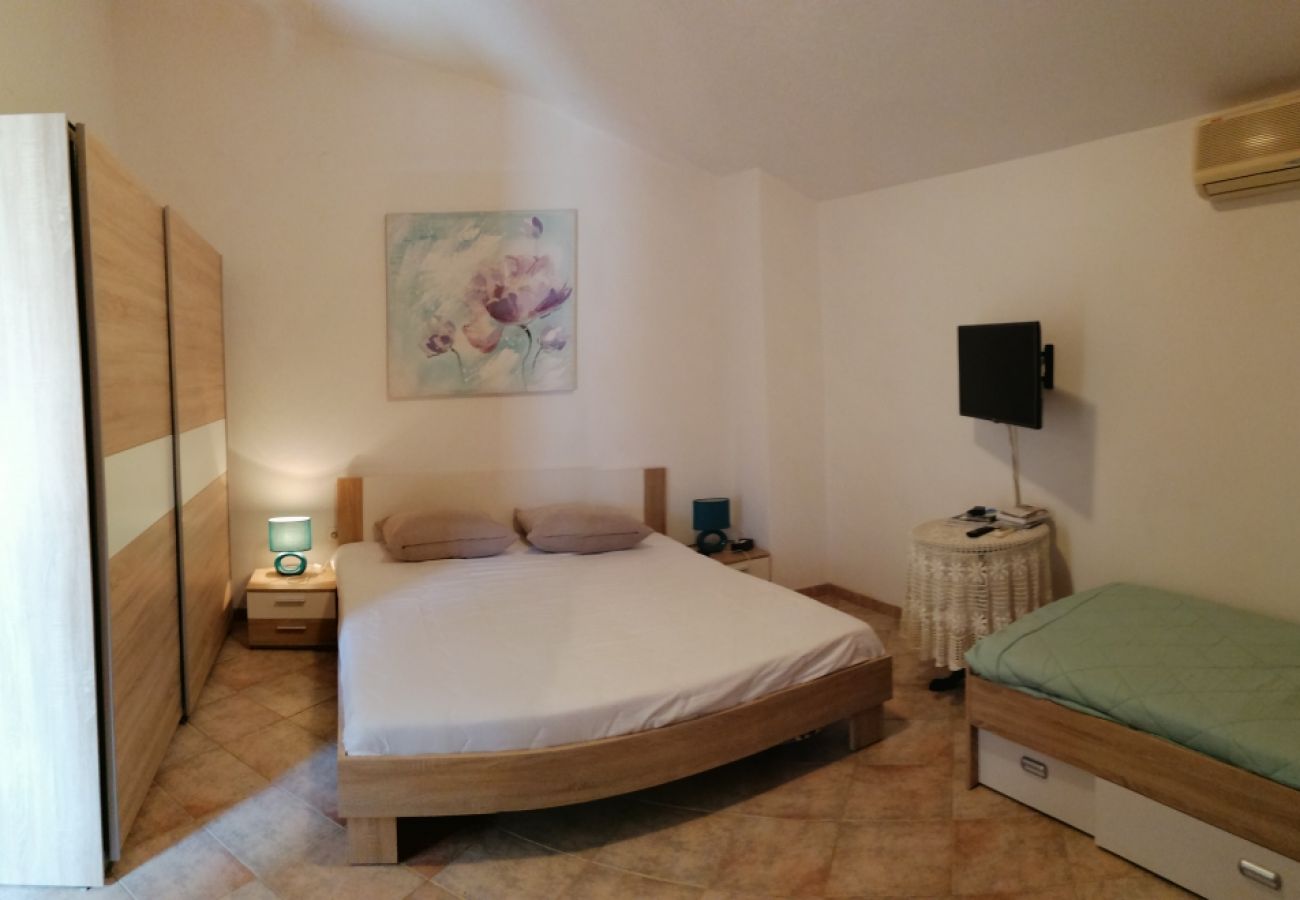 Apartamento en Funtana - Apartamento en Funtana con Terraza, Acondicionador, WIFI, Lavadora (4990-2)