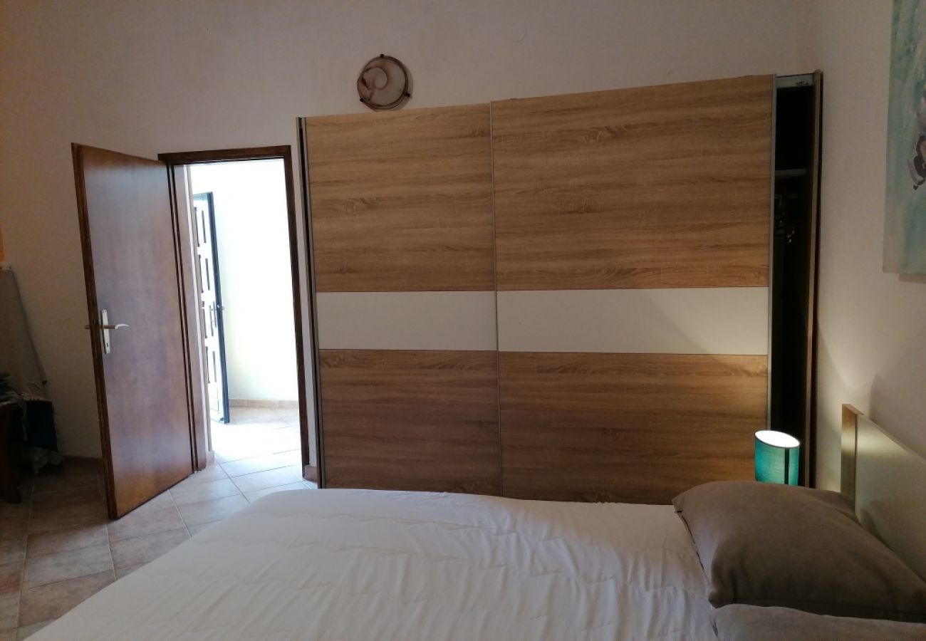 Apartamento en Funtana - Apartamento en Funtana con Terraza, Acondicionador, WIFI, Lavadora (4990-2)