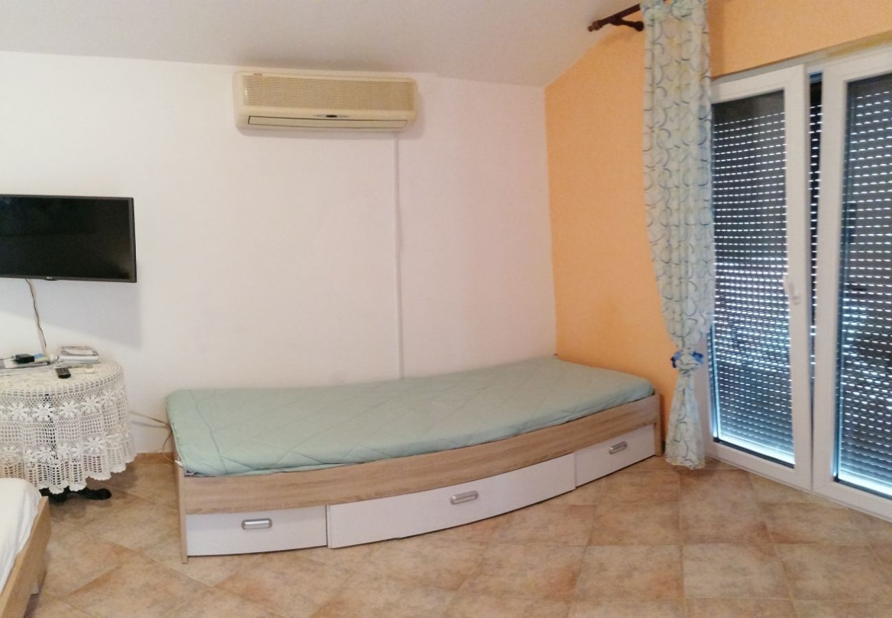 Apartamento en Funtana - Apartamento en Funtana con Terraza, Acondicionador, WIFI, Lavadora (4990-2)