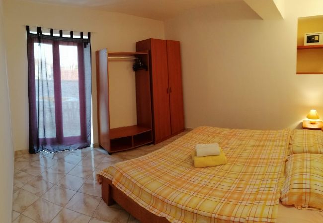 Apartamento en Funtana - Apartamento en Funtana con Terraza, Acondicionador, WIFI, Lavadora (4982-5) Apartamento en Funtana - Apartamento en Funtana con Terraza, Acondicionador, WIFI, Lavadora (4982-5)