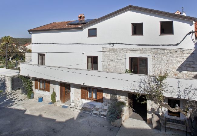 Apartamento en Funtana - Apartamento en Funtana con Terraza, Acondicionador, WIFI, Lavadora (4982-5) Apartamento en Funtana - Apartamento en Funtana con Terraza, Acondicionador, WIFI, Lavadora (4982-5)