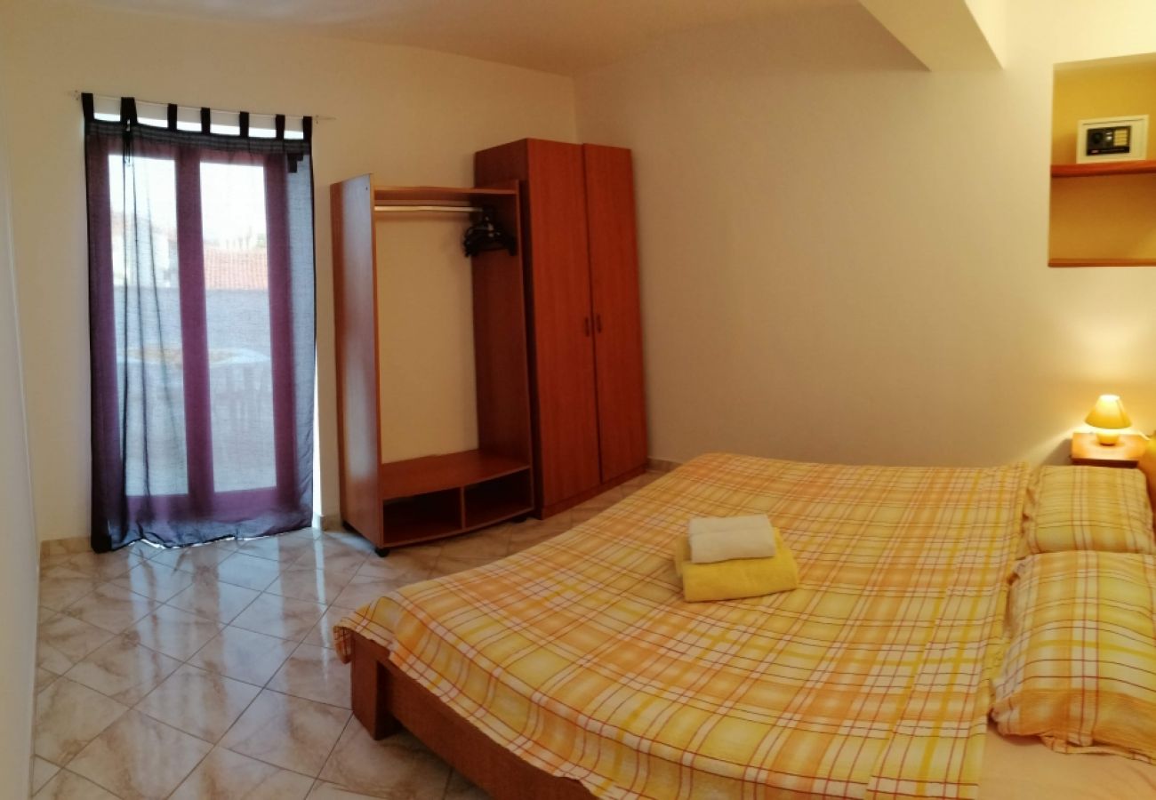 Apartamento en Funtana - Apartamento en Funtana con Terraza, Acondicionador, WIFI, Lavadora (4982-5)