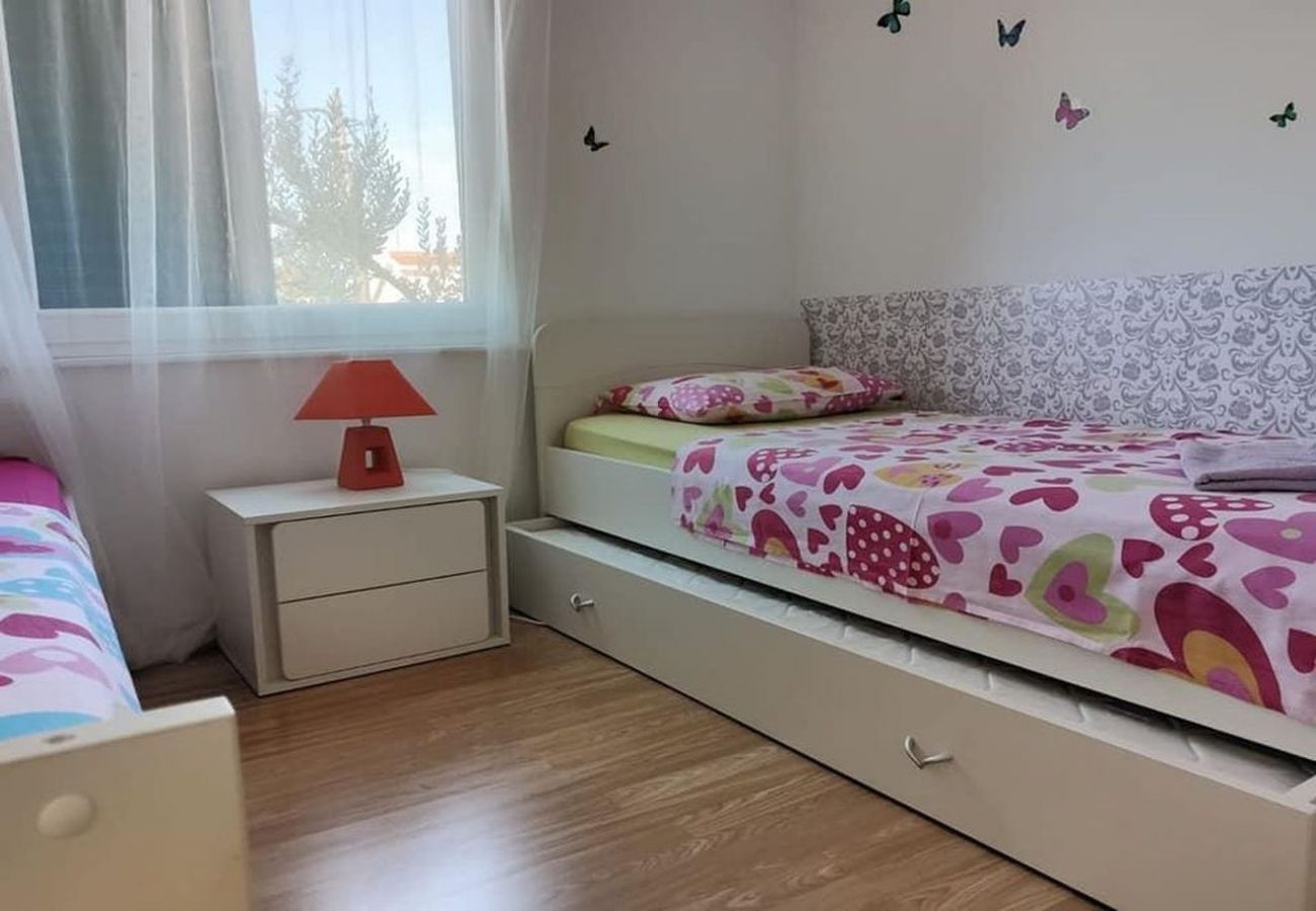 Apartamento en Tribunj - Apartamento en Tribunj con Balcón, Acondicionador, WIFI, Lavadora (5040-1)