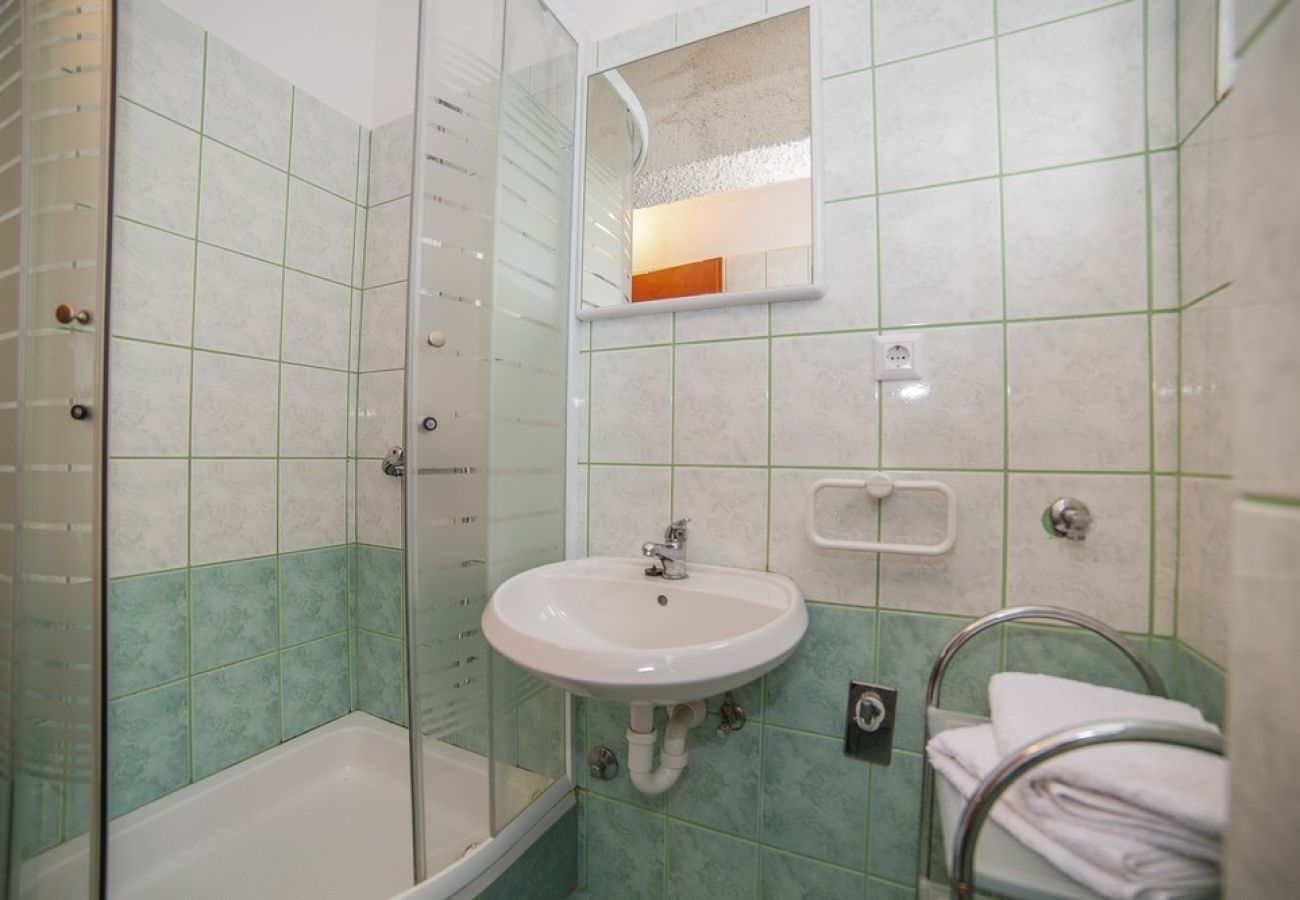 Apartamento en Okrug Gornji - Apartamento en Okrug Gornji con Terraza, Acondicionador, WIFI, Lavavajillas (5048-3)