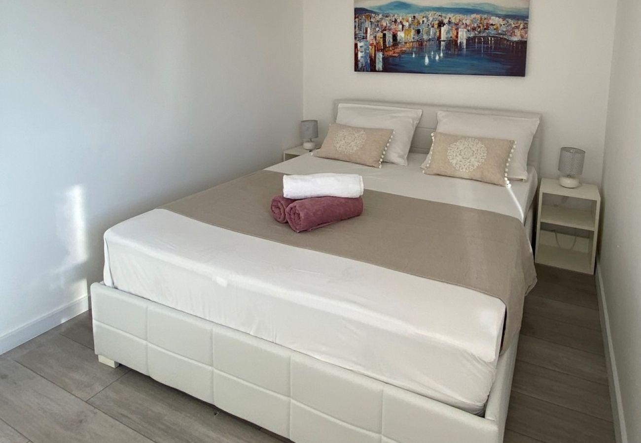 Apartamento en Okrug Gornji - Apartamento en Okrug Gornji con Balcón, Acondicionador, WIFI, Lavavajillas (5048-1)