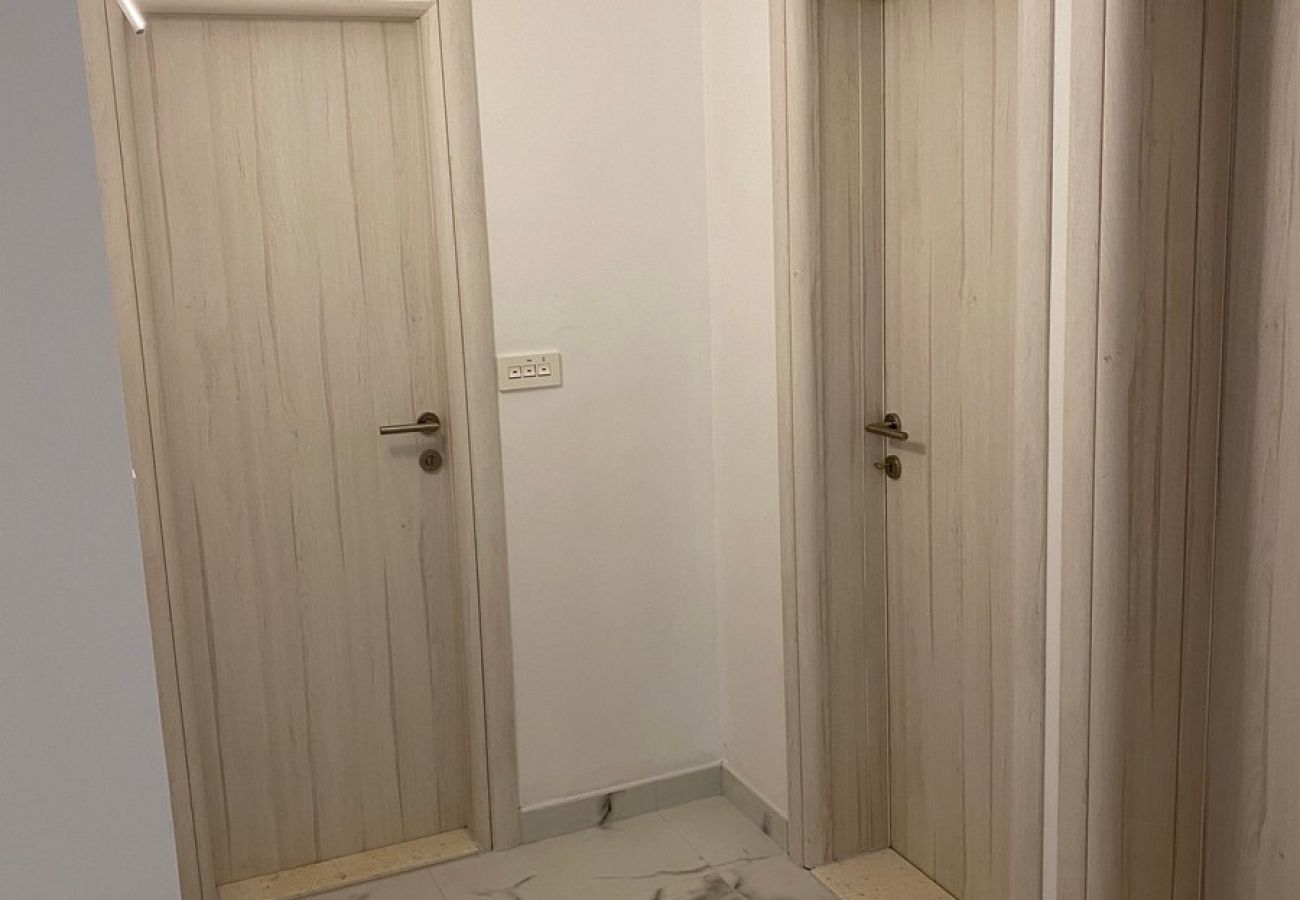 Apartamento en Okrug Gornji - Apartamento en Okrug Gornji con Balcón, Acondicionador, WIFI, Lavavajillas (5048-1)