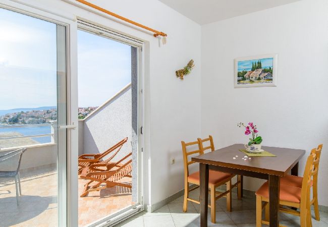 Apartamento en Okrug Gornji - Apartamento en Okrug Gornji con Seaview, Terraza, Acondicionador, WIFI (5049-3) Apartamento en Okrug Gornji - Apartamento en Okrug Gornji con Seaview, Terraza, Acondicionador, WIFI (5049-3)