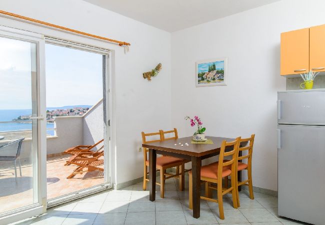 Apartamento en Okrug Gornji - Apartamento en Okrug Gornji con Seaview, Terraza, Acondicionador, WIFI (5049-3) Apartamento en Okrug Gornji - Apartamento en Okrug Gornji con Seaview, Terraza, Acondicionador, WIFI (5049-3)