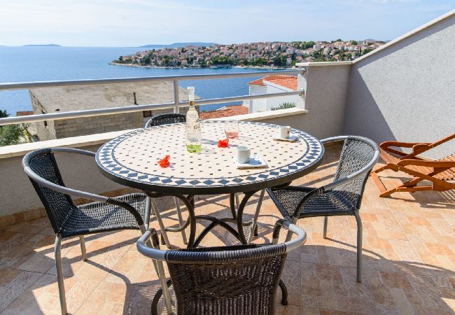 Apartamento en Okrug Gornji - Apartamento en Okrug Gornji con Seaview, Terraza, Acondicionador, WIFI (5049-3) Apartamento en Okrug Gornji - Apartamento en Okrug Gornji con Seaview, Terraza, Acondicionador, WIFI (5049-3)