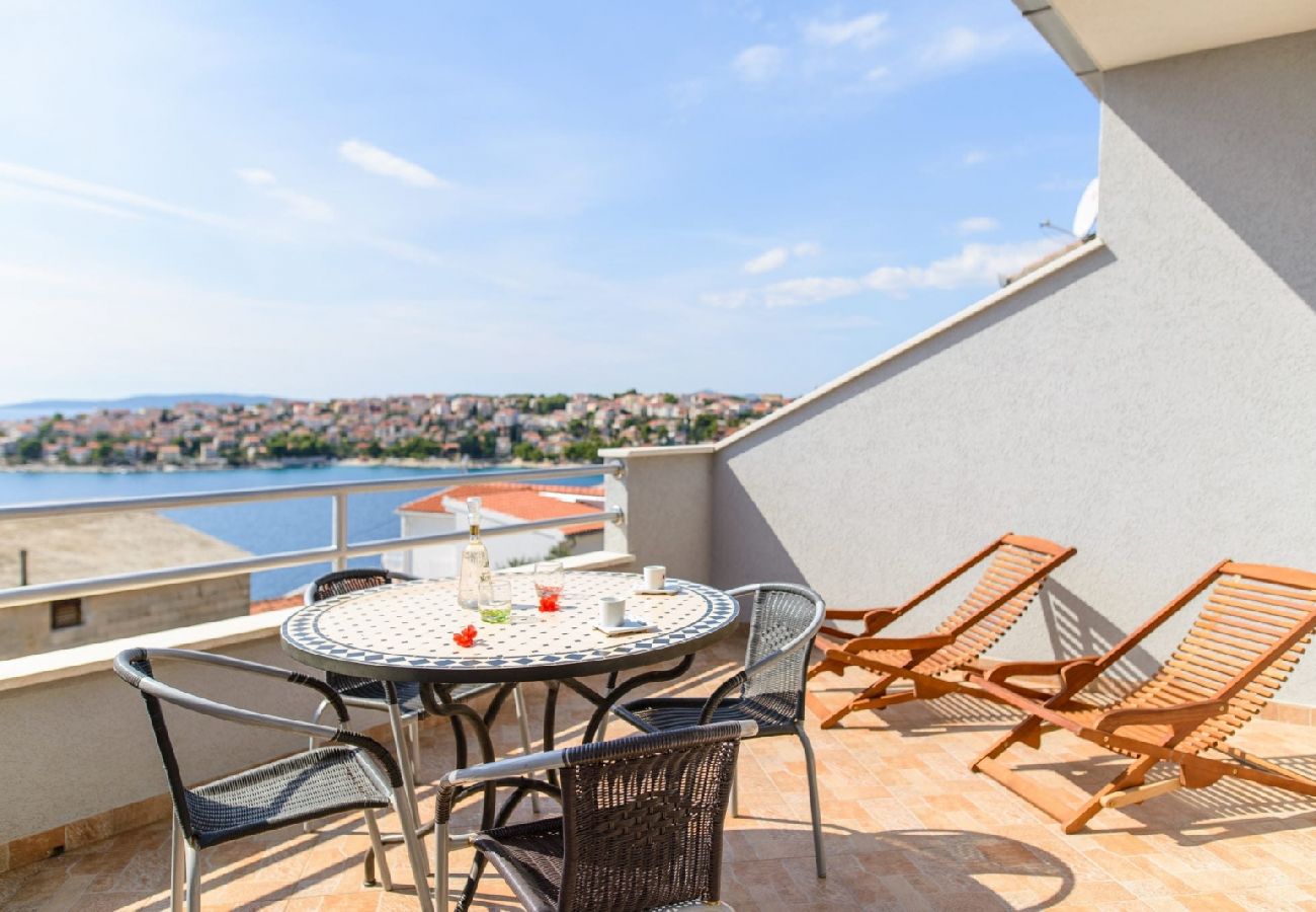 Apartamento en Okrug Gornji - Apartamento en Okrug Gornji con Seaview, Terraza, Acondicionador, WIFI (5049-3)