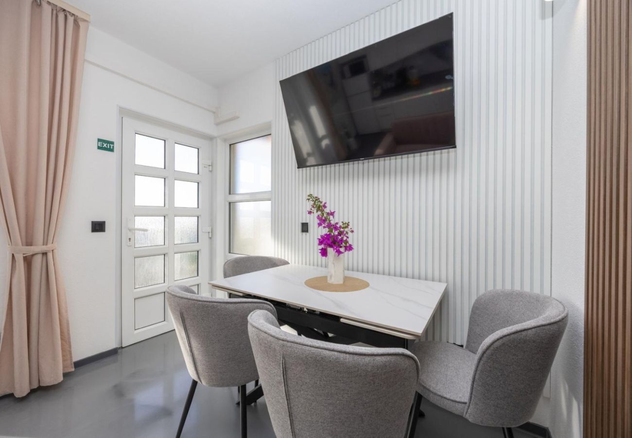 Apartamento en Okrug Gornji - Apartamento en Okrug Gornji con Seaview, Balcón, Acondicionador, WIFI (5049-2)