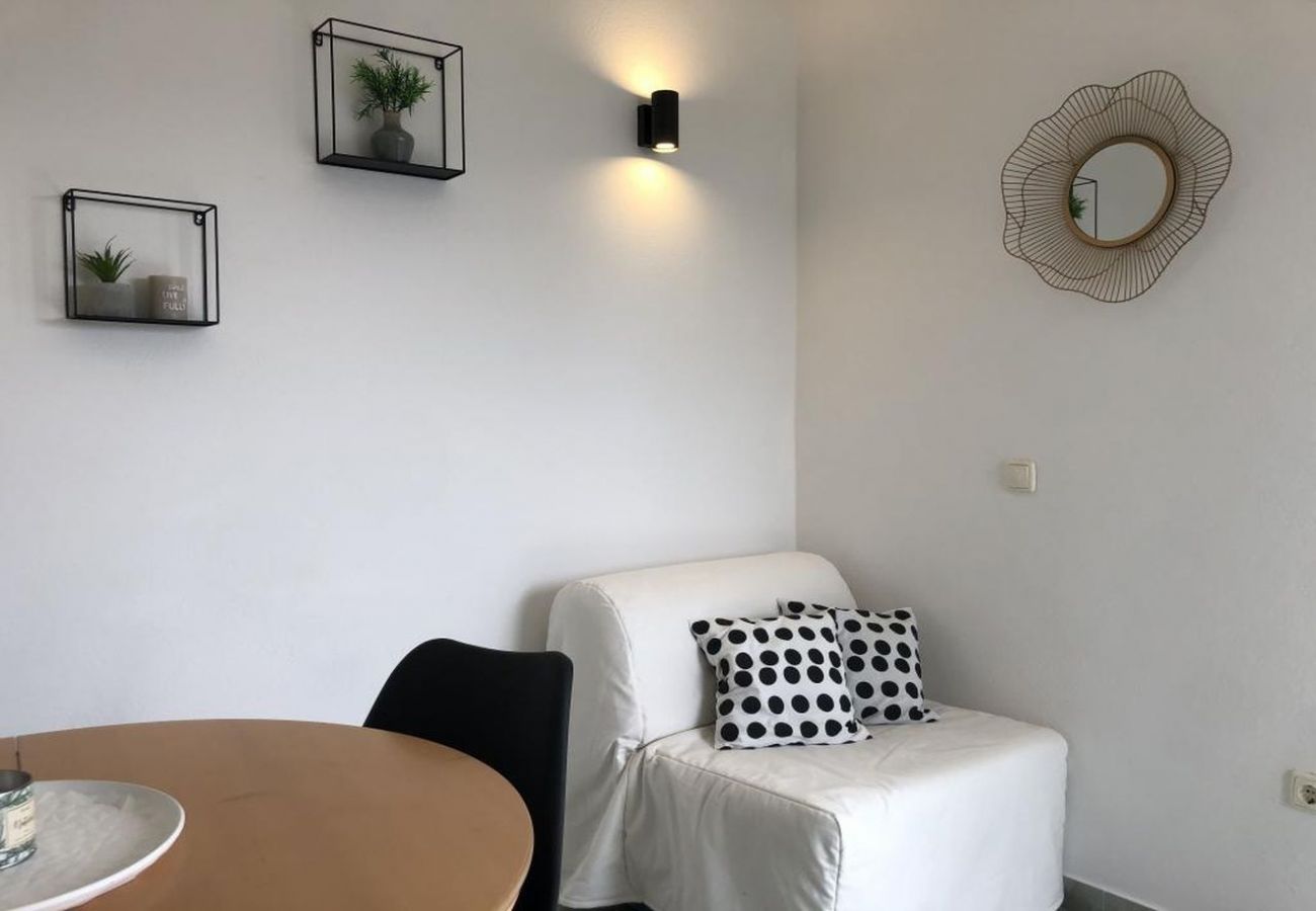 Apartamento en Okrug Gornji - Apartamento en Okrug Gornji con Seaview, Acondicionador, WIFI, Lavadora (5049-1)