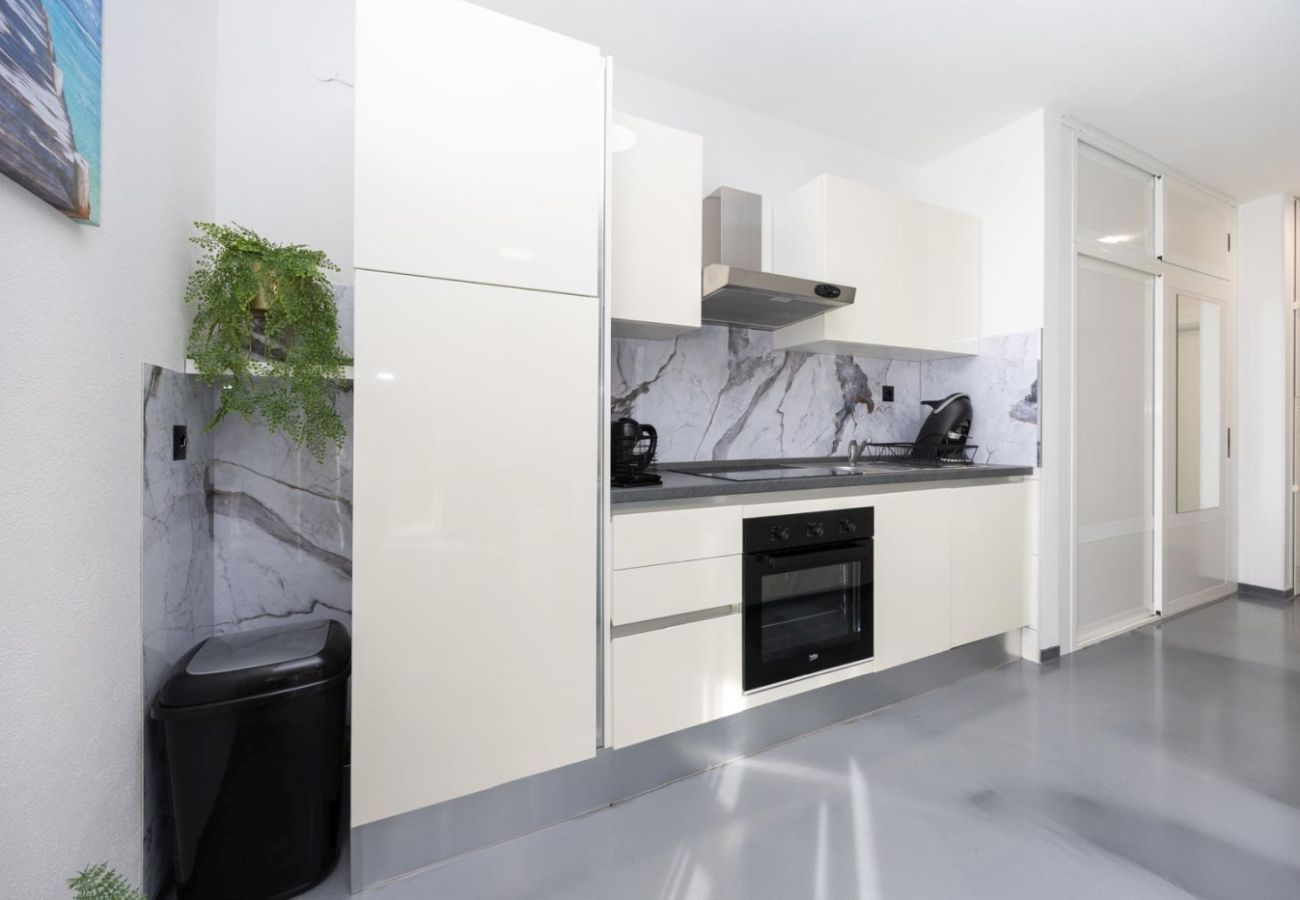 Apartamento en Okrug Gornji - Apartamento en Okrug Gornji con Seaview, Acondicionador, WIFI, Lavadora (5049-1)