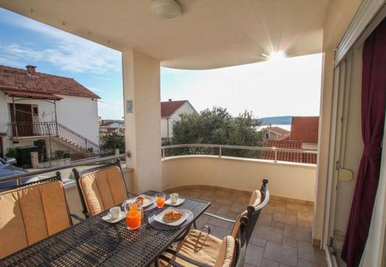 Estudio en Okrug Gornji - Apartamento Estudio en Okrug Gornji con Terraza, Acondicionador, WIFI, Lavadora (5051-1)