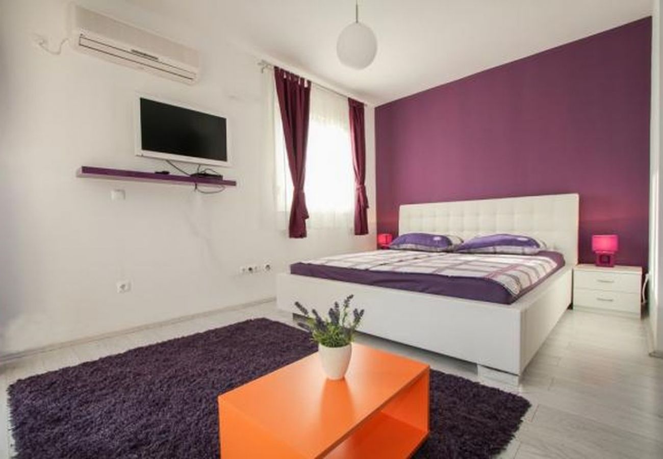 Estudio en Okrug Gornji - Apartamento Estudio en Okrug Gornji con Terraza, Acondicionador, WIFI, Lavadora (5051-1)