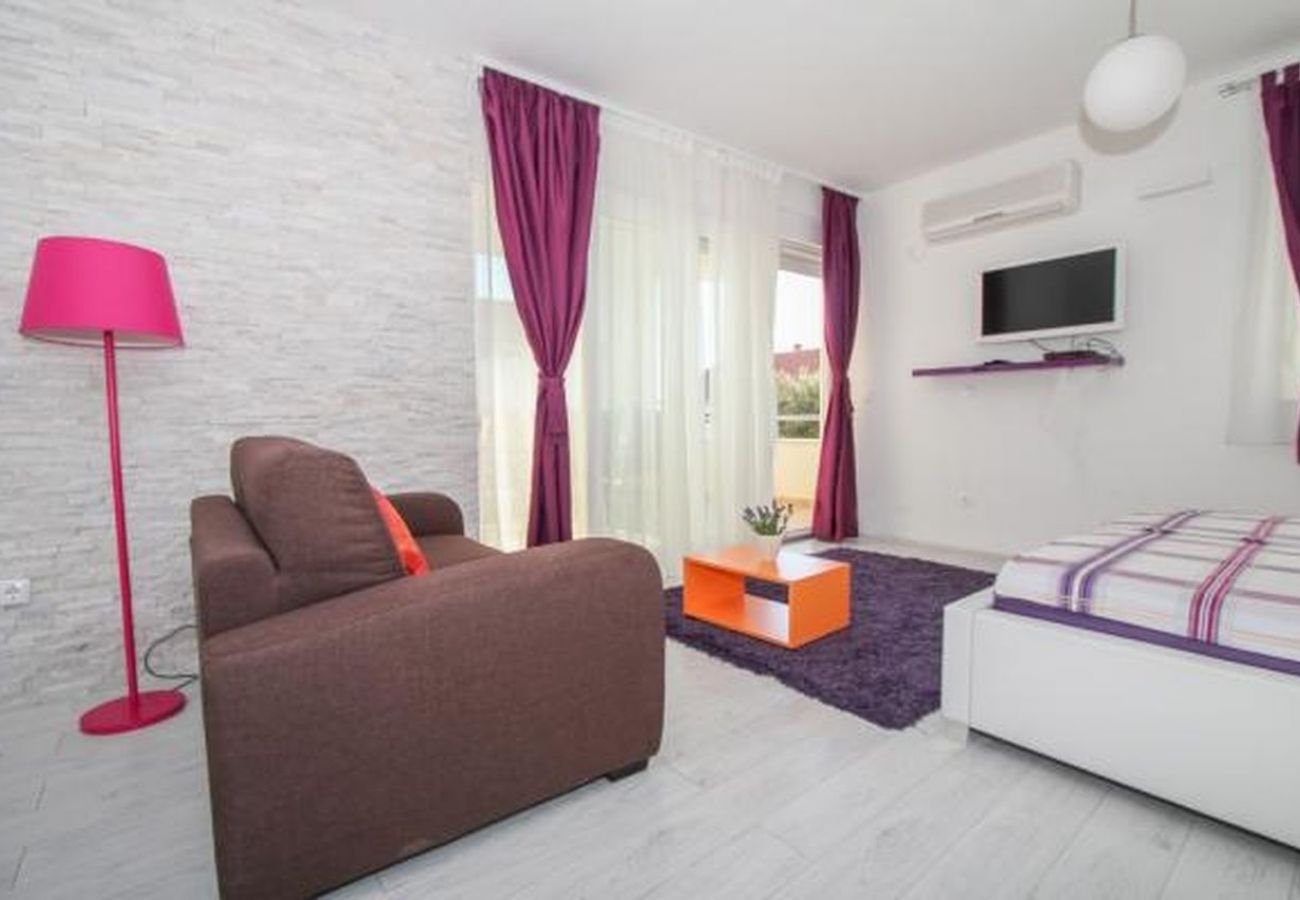 Estudio en Okrug Gornji - Apartamento Estudio en Okrug Gornji con Terraza, Acondicionador, WIFI, Lavadora (5051-1)