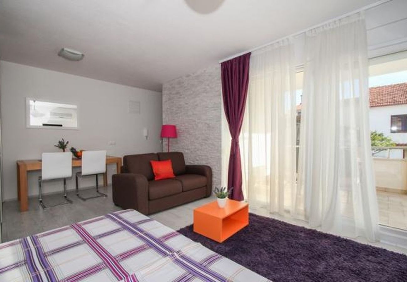 Estudio en Okrug Gornji - Apartamento Estudio en Okrug Gornji con Terraza, Acondicionador, WIFI, Lavadora (5051-1)