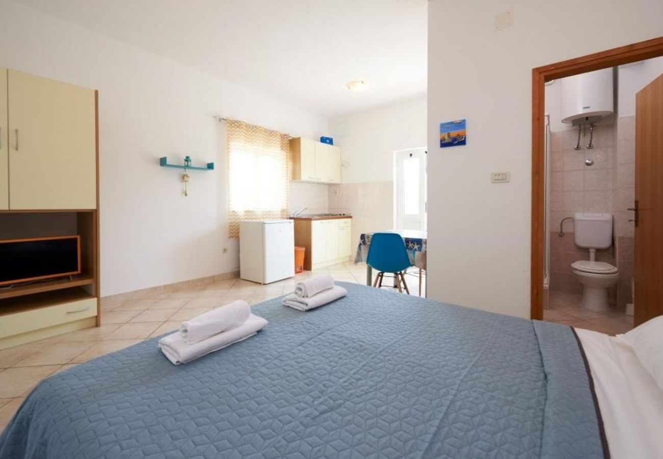 Estudio en Seget Vranjica - Apartamento Estudio en Seget Vranjica con Terraza, Acondicionador, WIFI, Lavadora (5052-2)