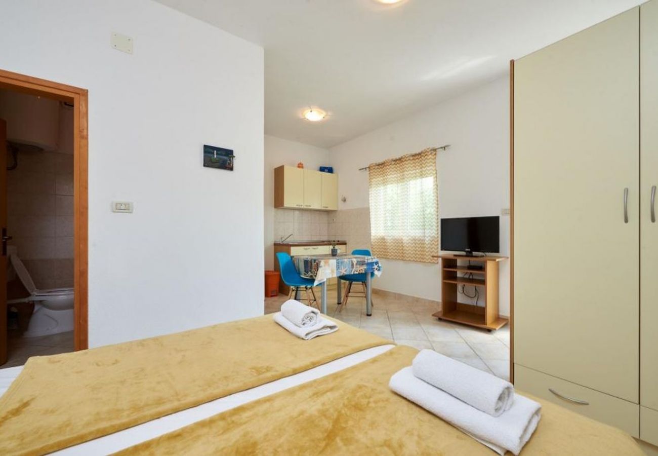 Estudio en Seget Vranjica - Apartamento Estudio en Seget Vranjica con Terraza, Acondicionador, WIFI, Lavadora (5052-1)