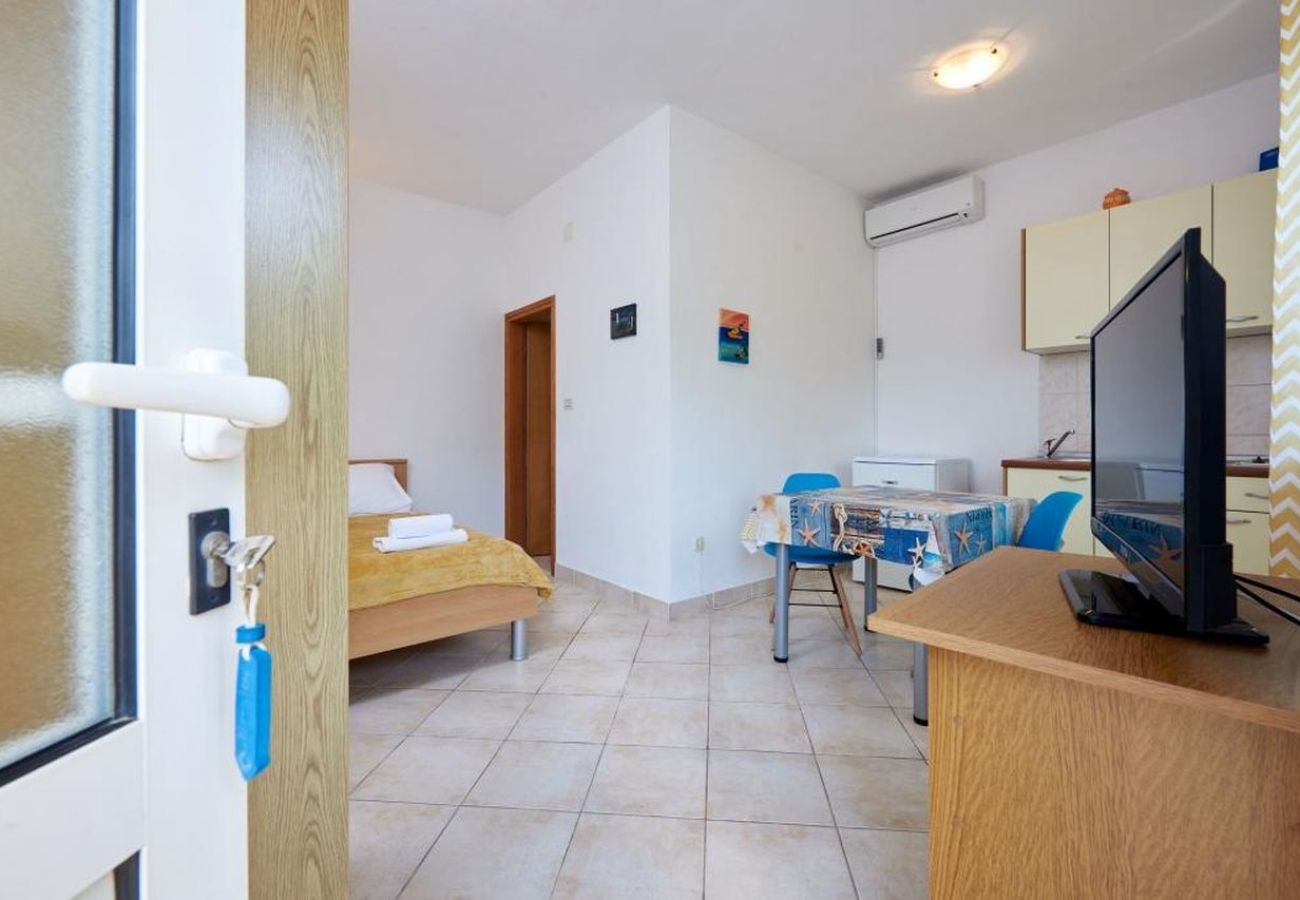 Estudio en Seget Vranjica - Apartamento Estudio en Seget Vranjica con Terraza, Acondicionador, WIFI, Lavadora (5052-1)