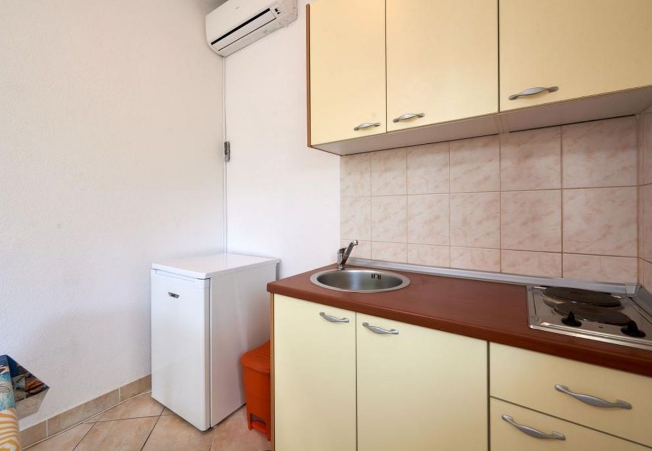 Estudio en Seget Vranjica - Apartamento Estudio en Seget Vranjica con Terraza, Acondicionador, WIFI, Lavadora (5052-1)