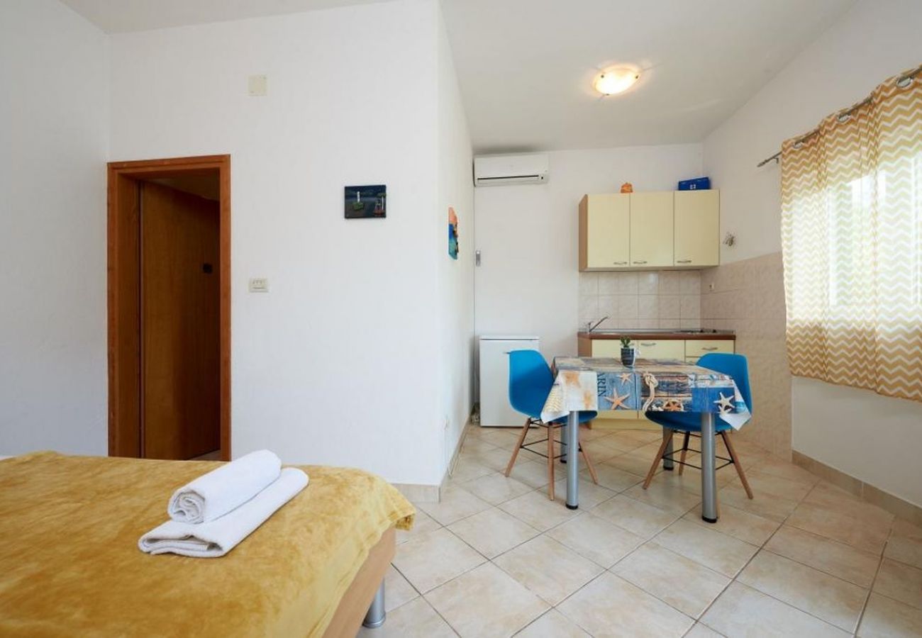 Estudio en Seget Vranjica - Apartamento Estudio en Seget Vranjica con Terraza, Acondicionador, WIFI, Lavadora (5052-1)