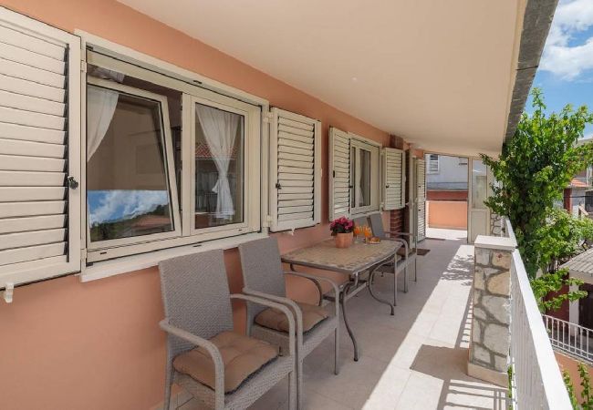 Apartamento en Trogir - Apartamento en Trogir con Seaview, Balcón, Acondicionador, WIFI (5058-1) Apartamento en Trogir - Apartamento en Trogir con Seaview, Balcón, Acondicionador, WIFI (5058-1)