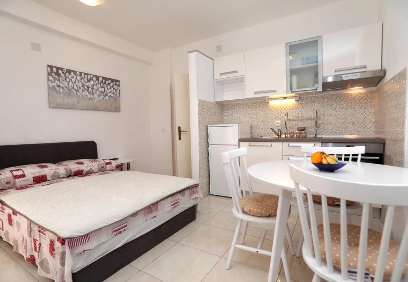 Apartamento en Okrug Gornji - Apartamento en Okrug Gornji con Terraza, Acondicionador, WIFI, Lavadora (5059-3)