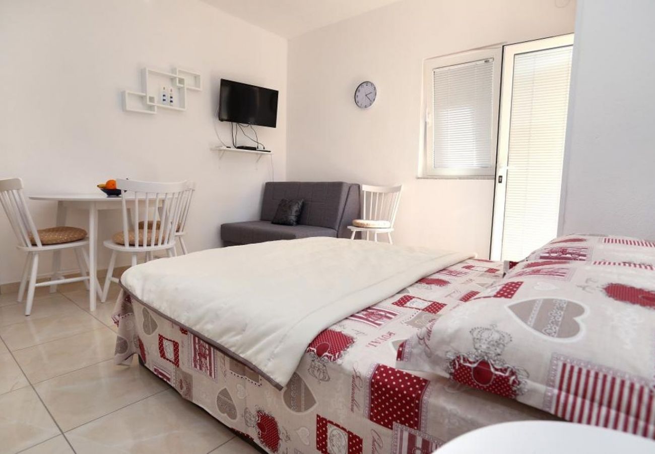 Apartamento en Okrug Gornji - Apartamento en Okrug Gornji con Terraza, Acondicionador, WIFI, Lavadora (5059-3)