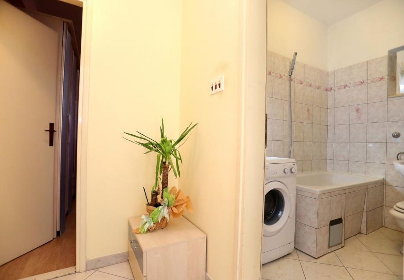 Apartamento en Okrug Gornji - Apartamento en Okrug Gornji con Terraza, Acondicionador, WIFI, Lavadora (5059-3)