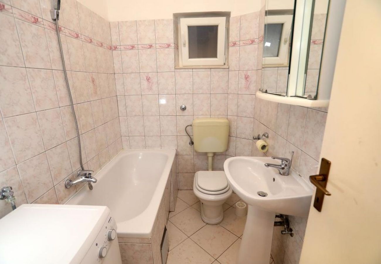 Apartamento en Okrug Gornji - Apartamento en Okrug Gornji con Terraza, Acondicionador, WIFI, Lavadora (5059-3)