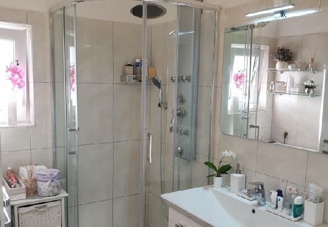 Apartamento en Duce - Apartamento en Duće con Seaview, Terraza, Acondicionador, WIFI (5063-1) Apartamento en Duce - Apartamento en Duće con Seaview, Terraza, Acondicionador, WIFI (5063-1)