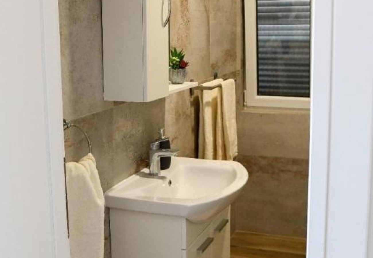 Apartamento en Okrug Gornji - Apartamento en Okrug Gornji con Terraza, Acondicionador, WIFI, Lavadora (5070-2)