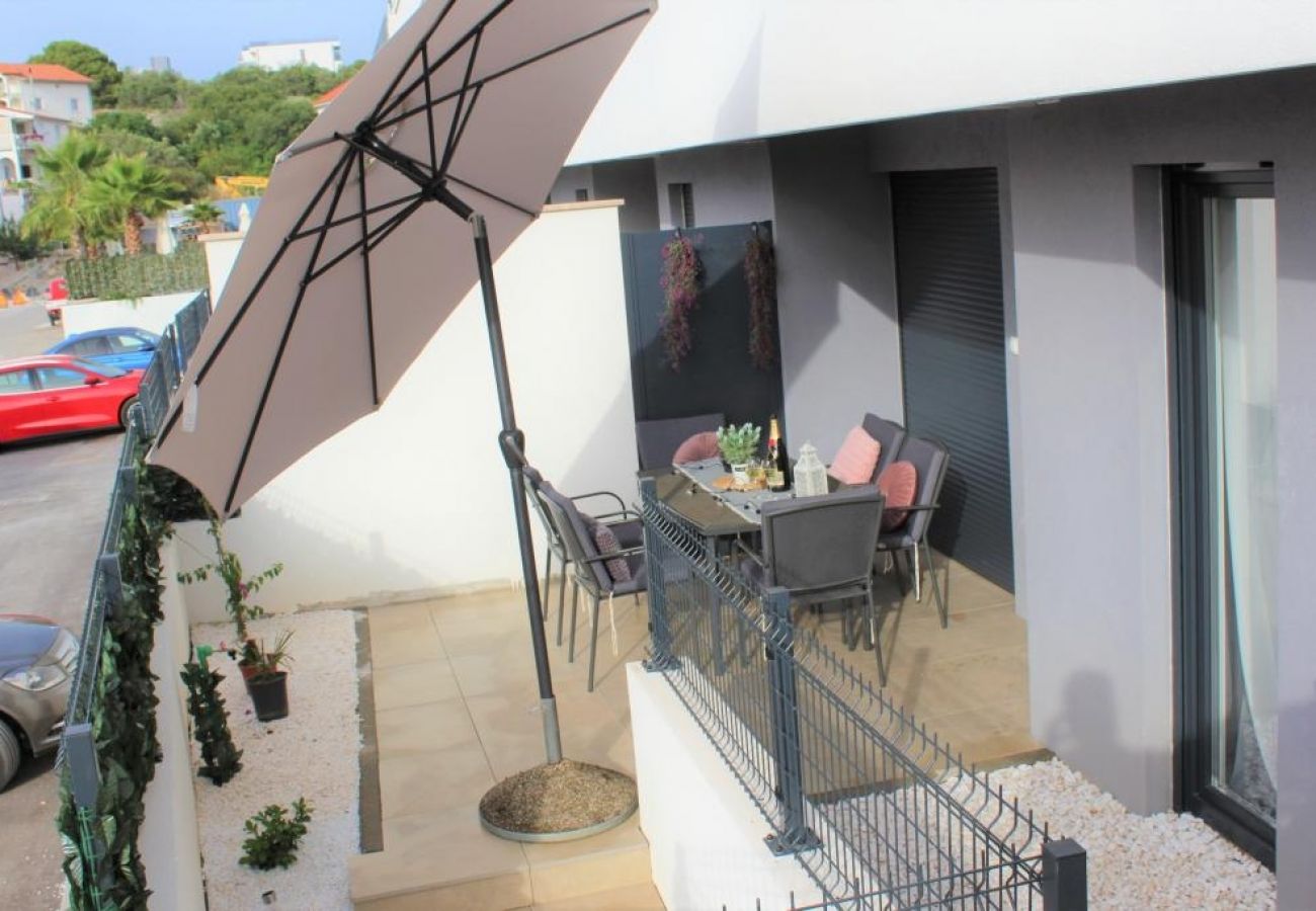 Apartamento en Okrug Gornji - Apartamento en Okrug Gornji con Terraza, Acondicionador, WIFI, Lavadora (5070-1)