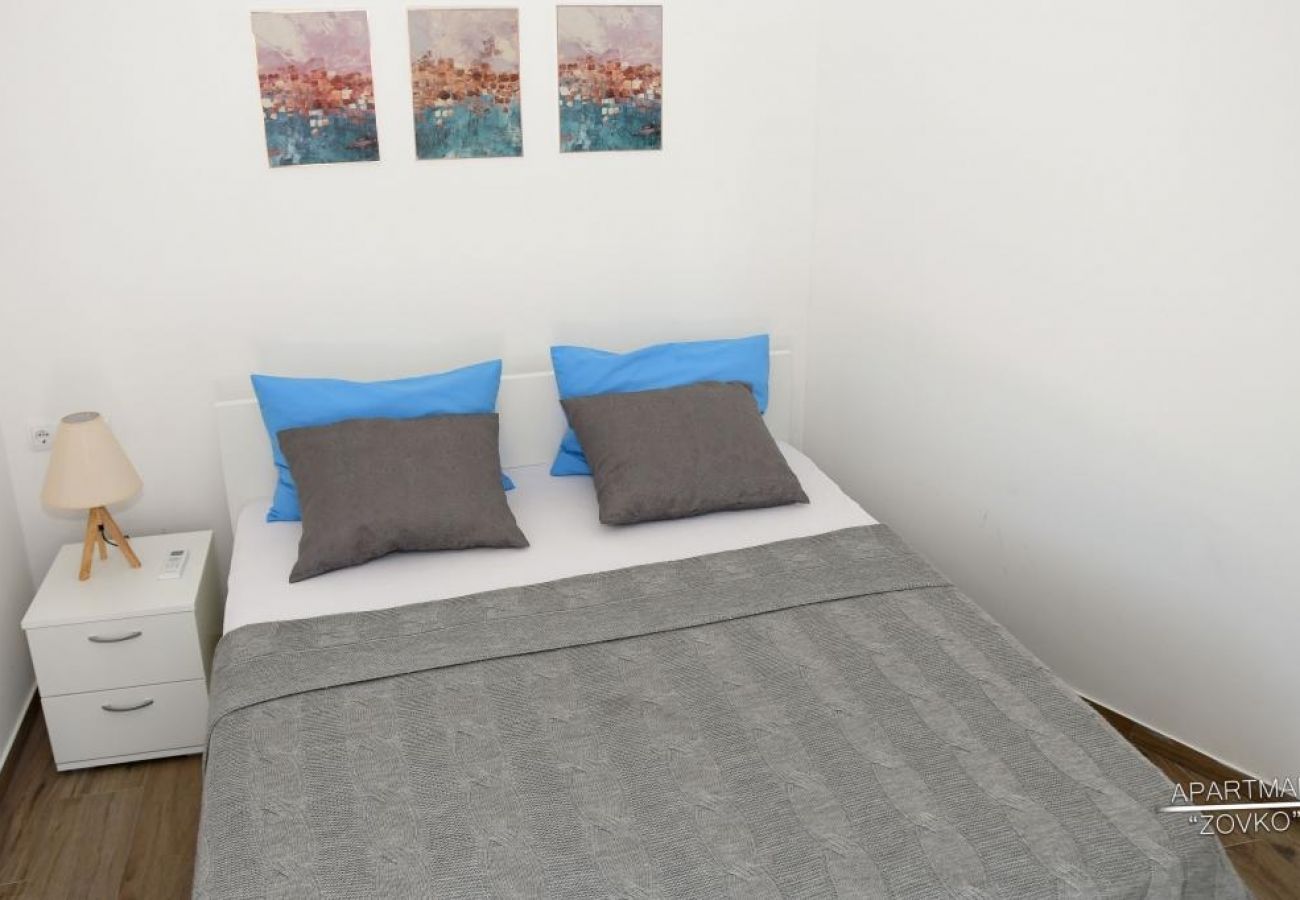 Apartamento en Okrug Gornji - Apartamento en Okrug Gornji con Terraza, Acondicionador, WIFI, Lavadora (5070-1)