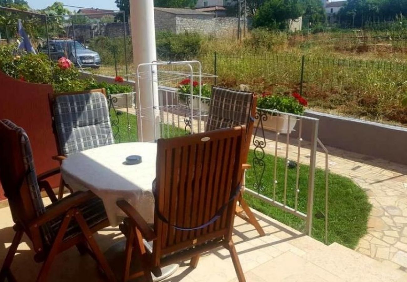 Apartamento en Vrvari - Apartamento en Vrvari con Balcón, Acondicionador, WIFI, Lavadora (664-3)