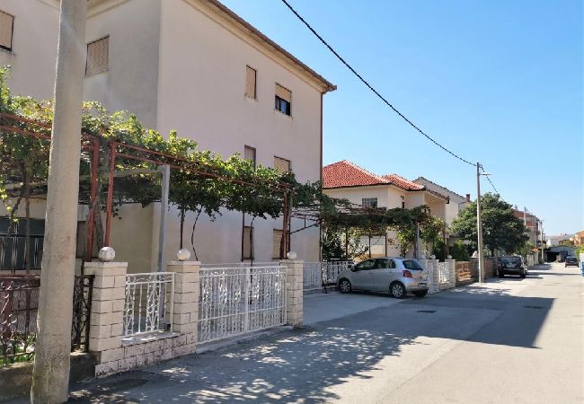 Apartamento en Kaštel Novi - Apartamento en Kaštel Novi con Terraza, Acondicionador, WIFI, Lavadora (5104-1) Apartamento en Kaštel Novi - Apartamento en Kaštel Novi con Terraza, Acondicionador, WIFI, Lavadora (5104-1)