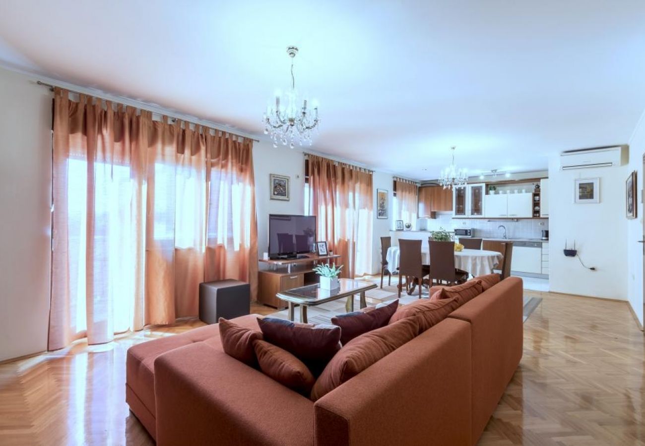 Apartamento en Kaštel Novi - Apartamento en Kaštel Novi con Terraza, Acondicionador, WIFI, Lavadora (5104-1)