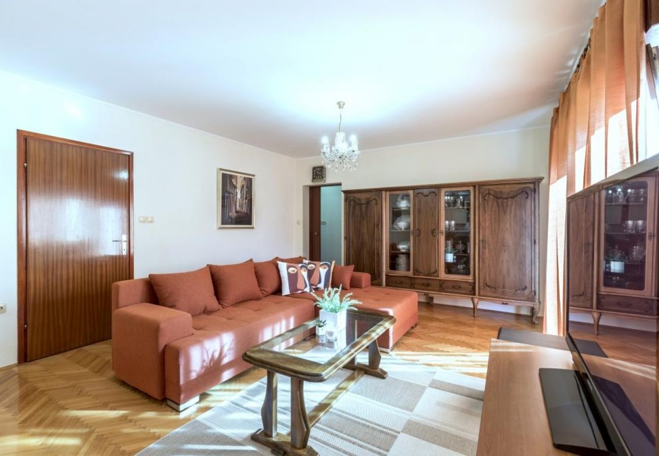 Apartamento en Kaštel Novi - Apartamento en Kaštel Novi con Terraza, Acondicionador, WIFI, Lavadora (5104-1)