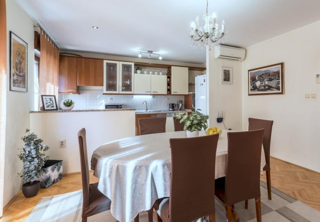 Apartamento en Kaštel Novi - Apartamento en Kaštel Novi con Terraza, Acondicionador, WIFI, Lavadora (5104-1)