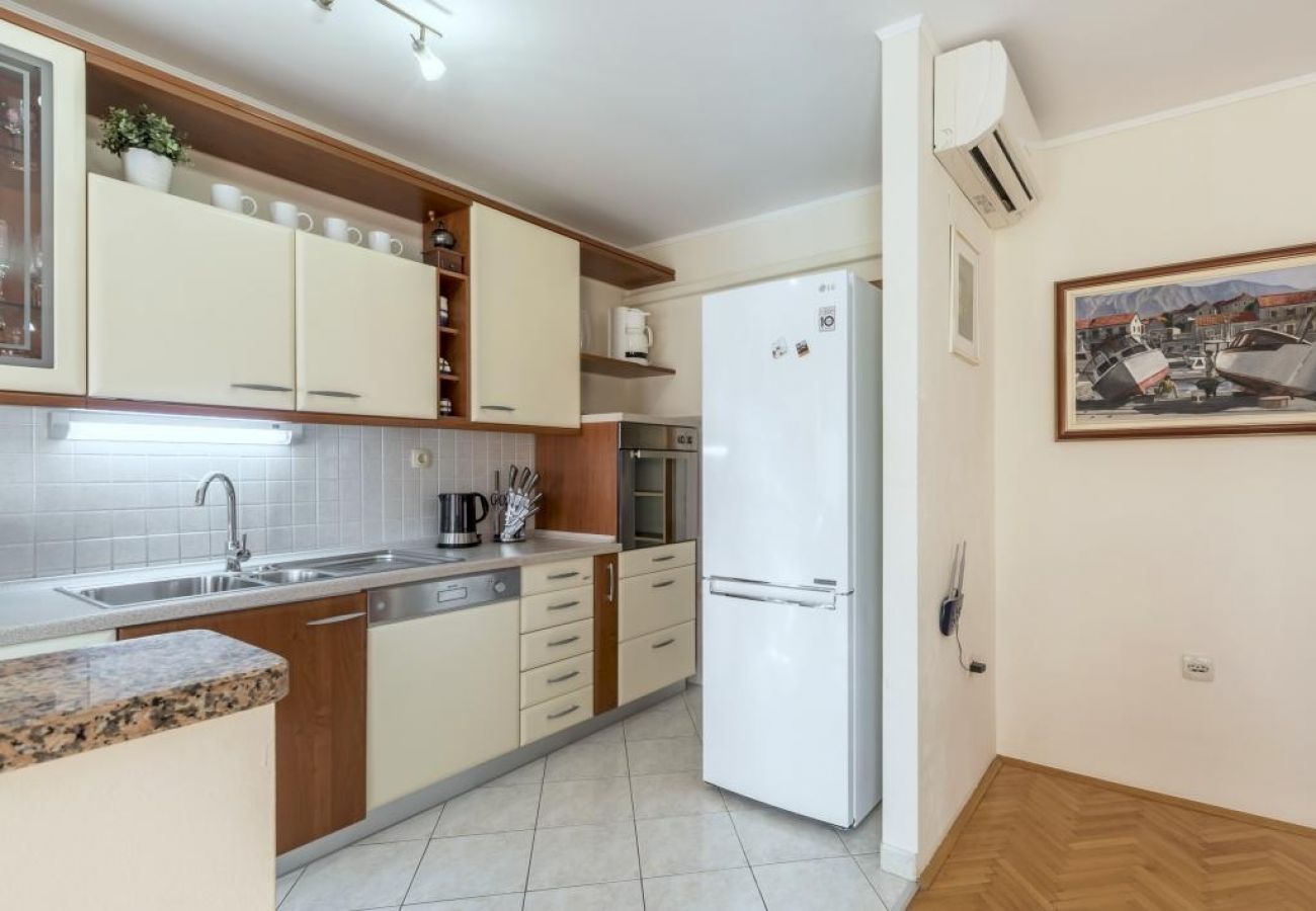 Apartamento en Kaštel Novi - Apartamento en Kaštel Novi con Terraza, Acondicionador, WIFI, Lavadora (5104-1)