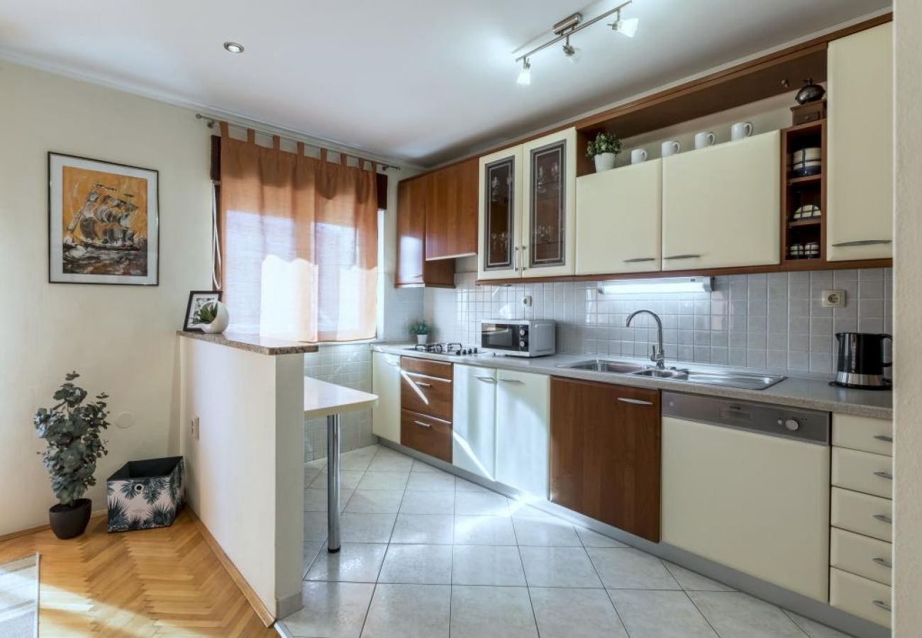 Apartamento en Kaštel Novi - Apartamento en Kaštel Novi con Terraza, Acondicionador, WIFI, Lavadora (5104-1)