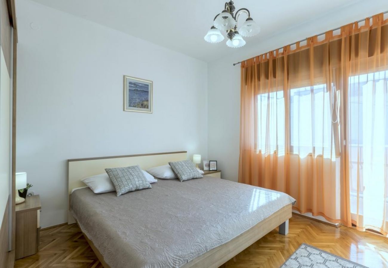 Apartamento en Kaštel Novi - Apartamento en Kaštel Novi con Terraza, Acondicionador, WIFI, Lavadora (5104-1)