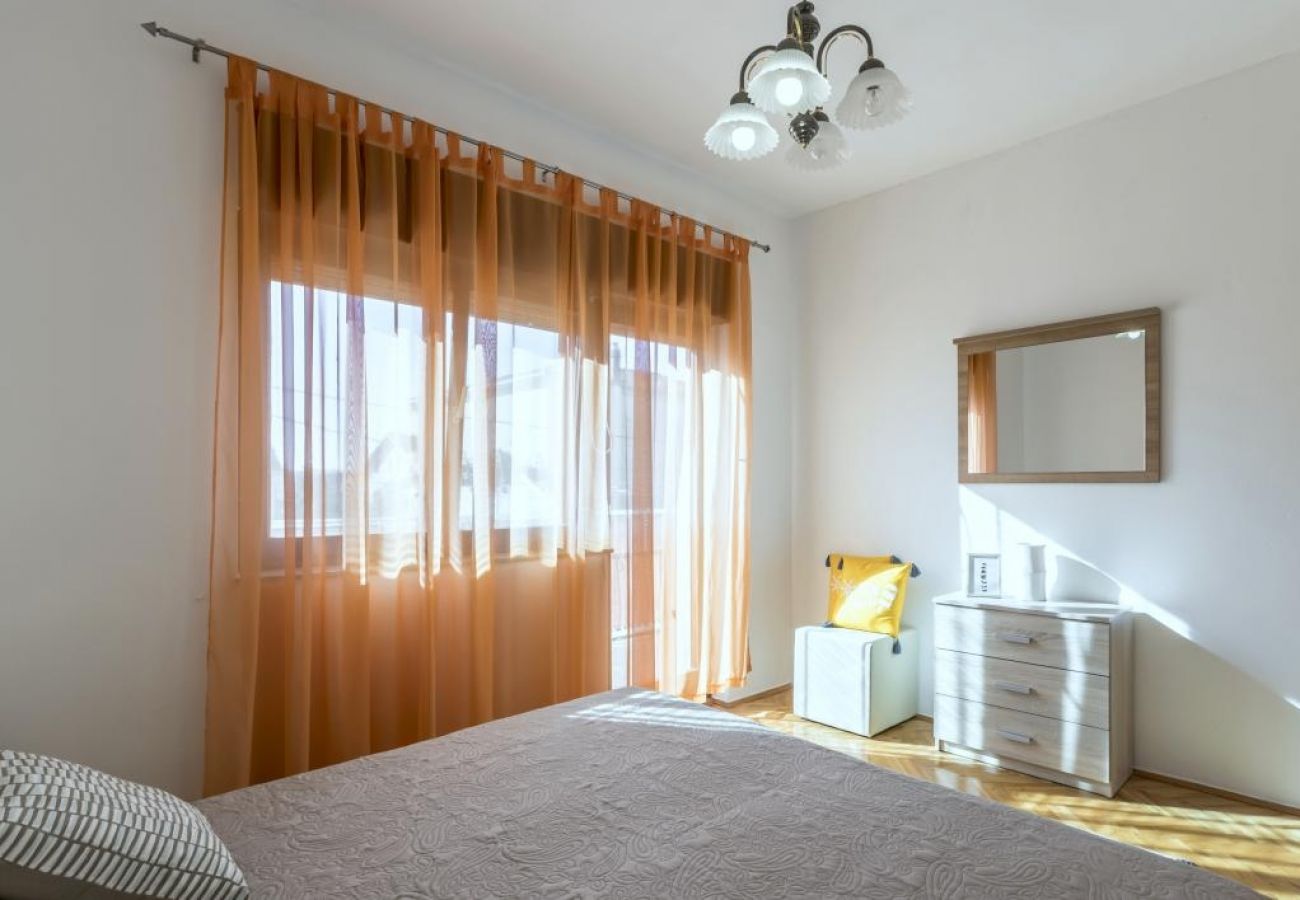 Apartamento en Kaštel Novi - Apartamento en Kaštel Novi con Terraza, Acondicionador, WIFI, Lavadora (5104-1)