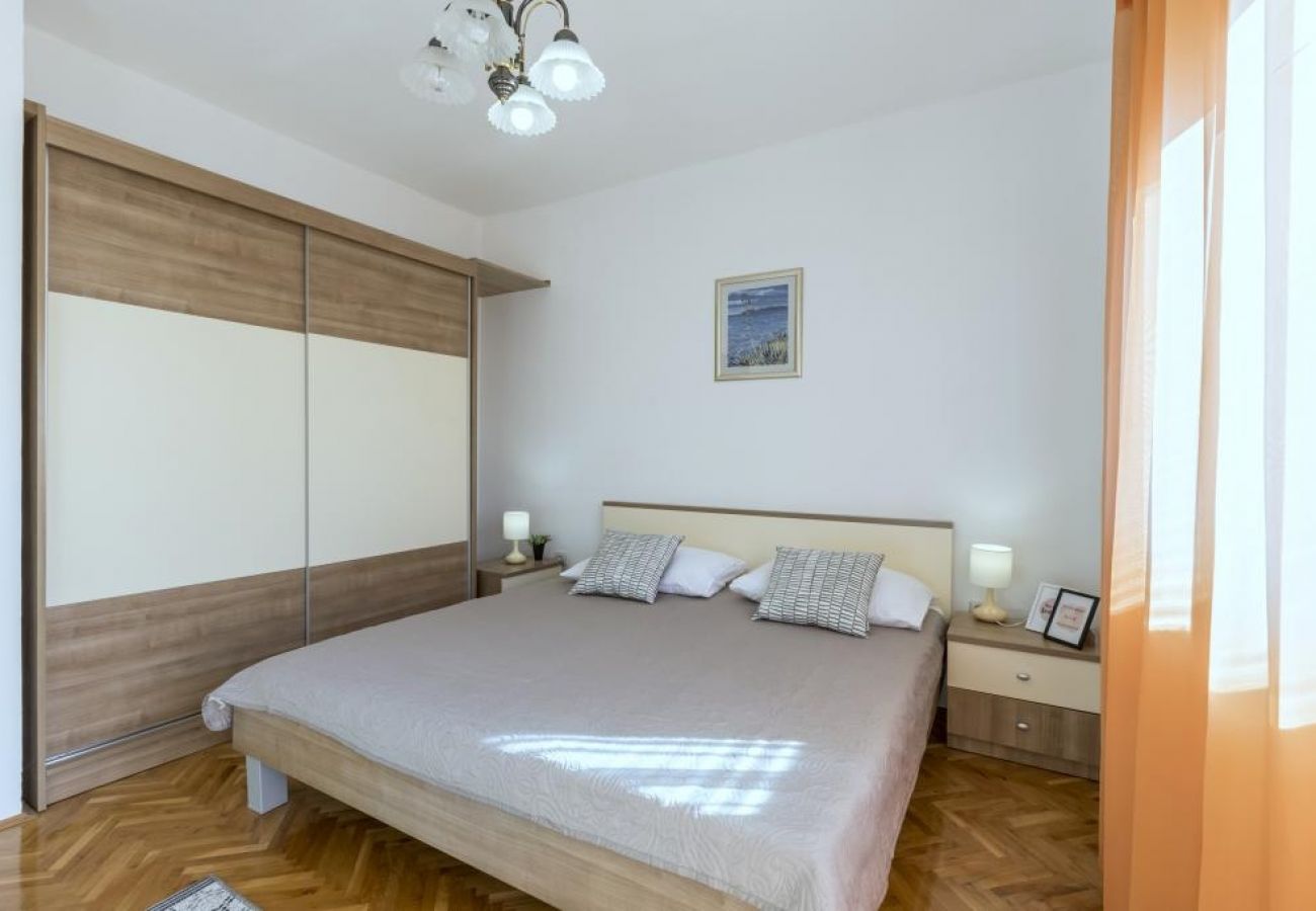 Apartamento en Kaštel Novi - Apartamento en Kaštel Novi con Terraza, Acondicionador, WIFI, Lavadora (5104-1)