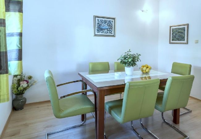 Apartamento en Kaštel Novi - Apartamento en Kaštel Novi con Terraza, Acondicionador, WIFI, Lavadora (5104-2) Apartamento en Kaštel Novi - Apartamento en Kaštel Novi con Terraza, Acondicionador, WIFI, Lavadora (5104-2)