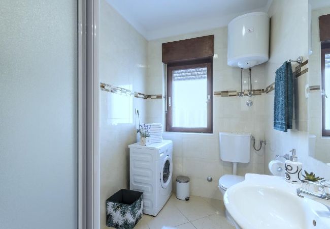Apartamento en Kaštel Novi - Apartamento en Kaštel Novi con Terraza, Acondicionador, WIFI, Lavadora (5104-2) Apartamento en Kaštel Novi - Apartamento en Kaštel Novi con Terraza, Acondicionador, WIFI, Lavadora (5104-2)